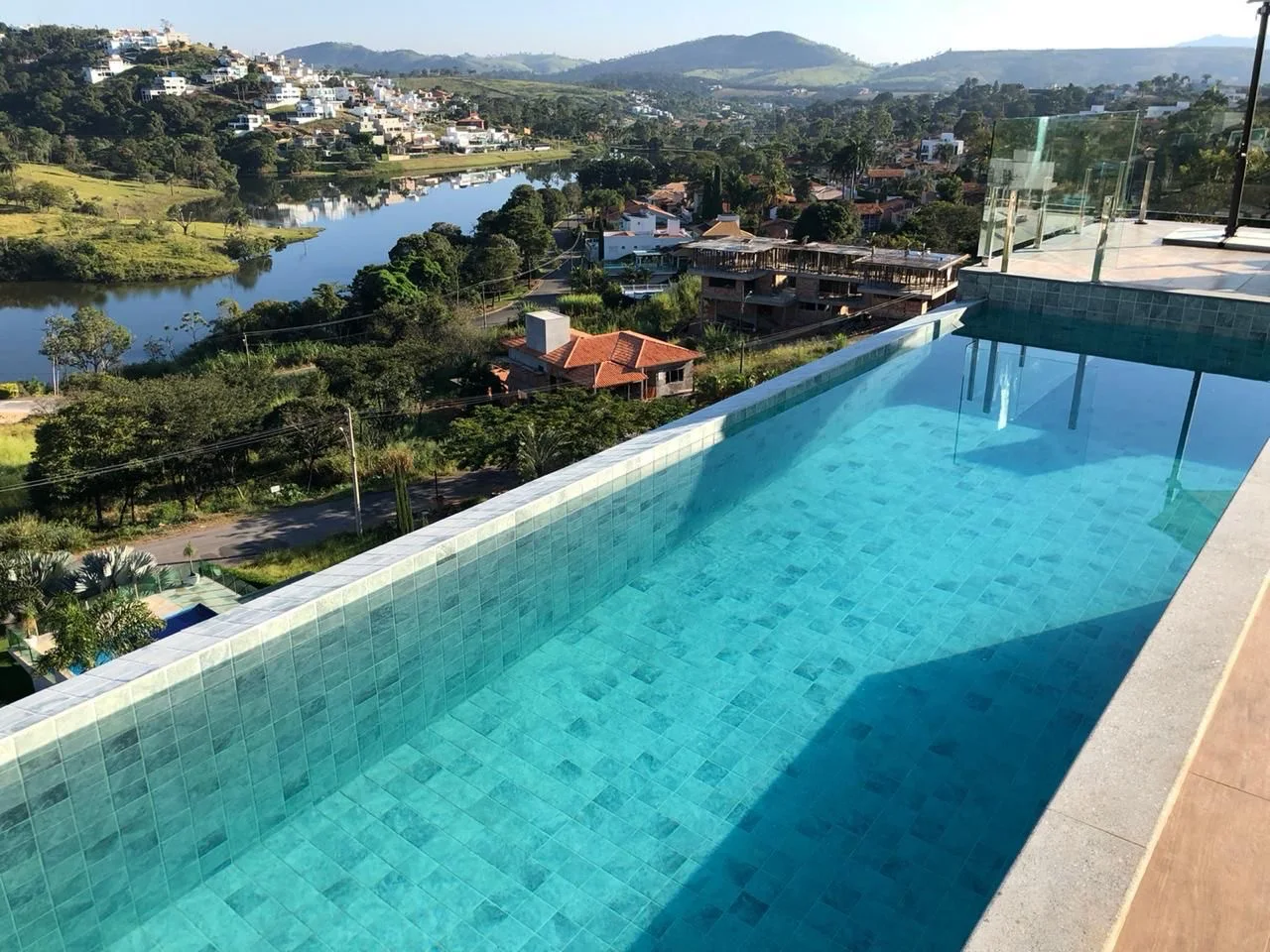 Casa 03: piscina de borda infinita com vista para o lago
